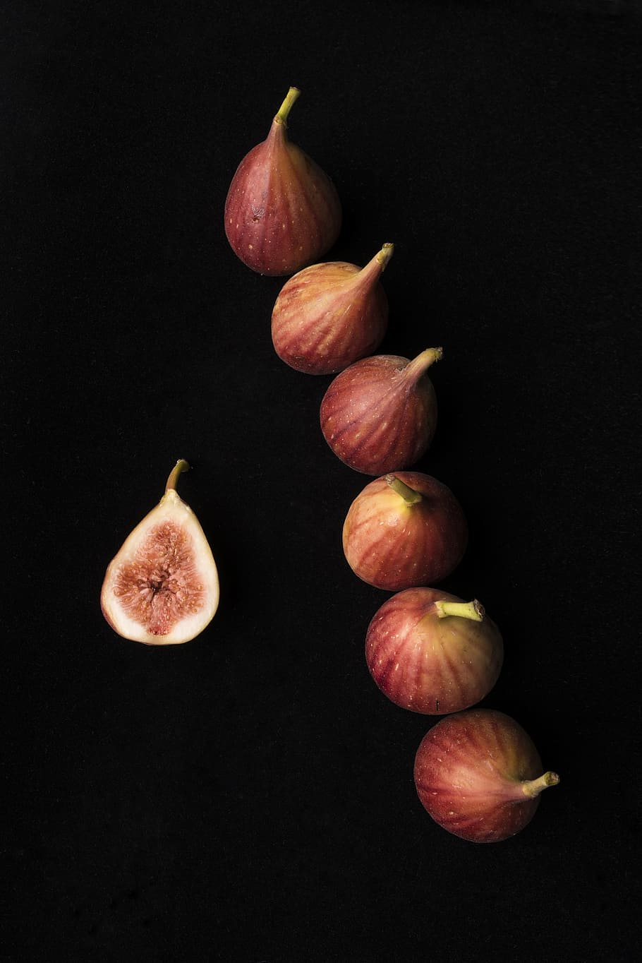 six onions on black surface, fig, fruit, line, dark, flat lay HD wallpaper