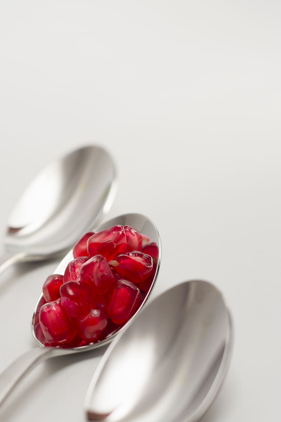 Pomegranate Seed on Spoon Between Empty Spoons, berries, bright HD wallpaper