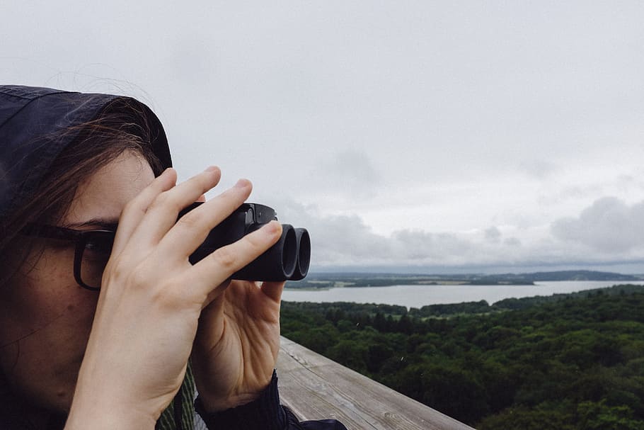 Tourist looking through binoculars, adventure, background, bird HD wallpaper