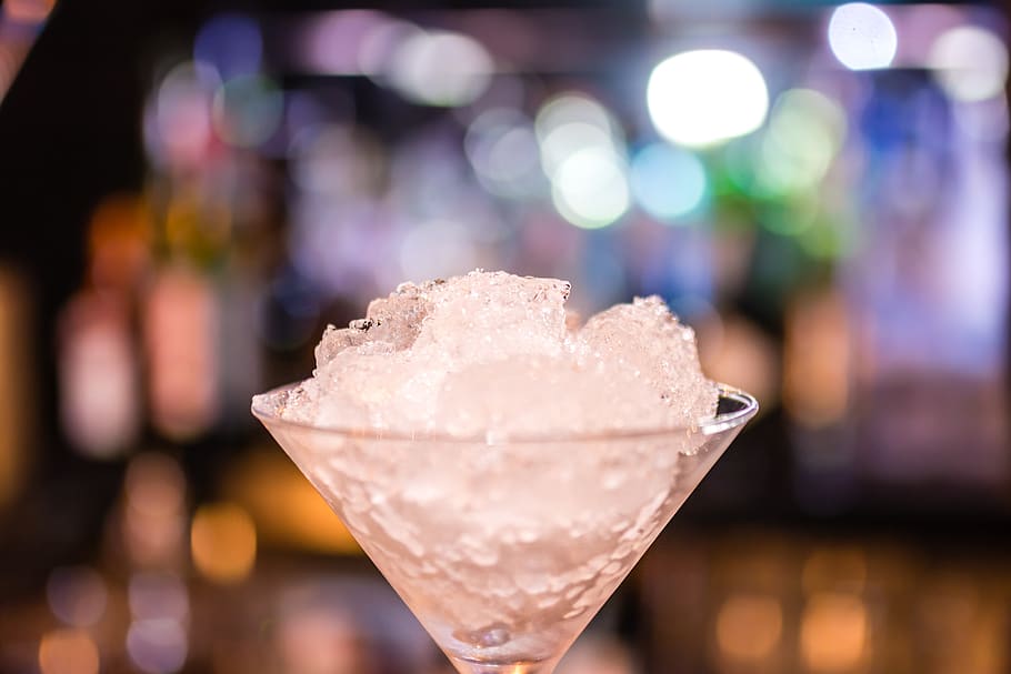 Shallow Shot of Martini Glass, bar, beverage, blur, close-up HD wallpaper