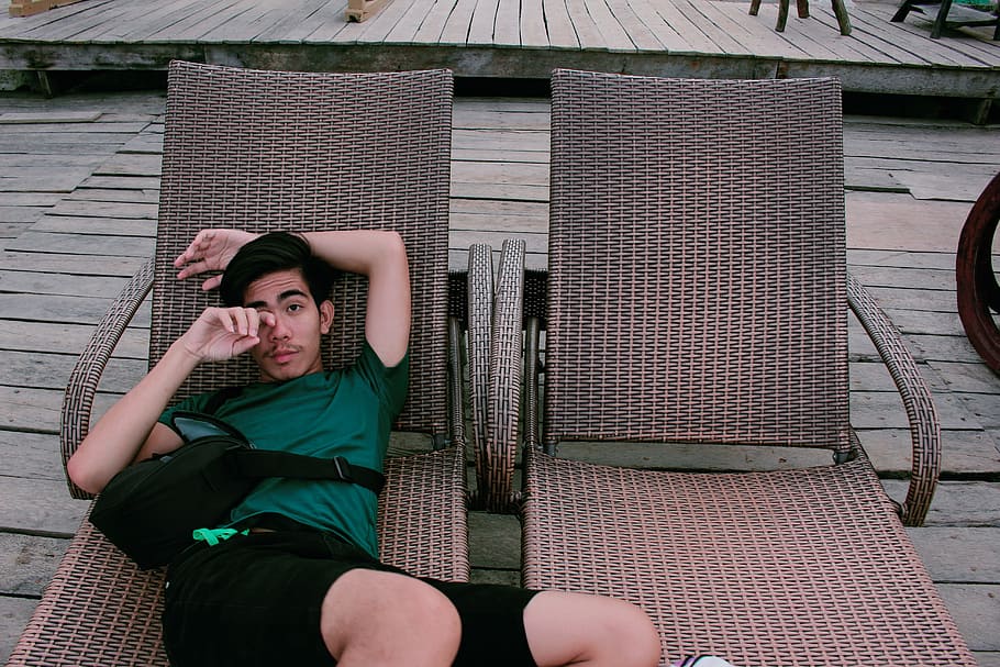 Man Wearing Green Shirt and Black Shorts Laying on Lounger, bag HD wallpaper