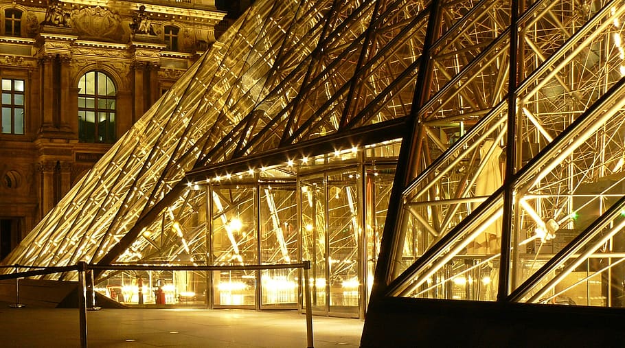 Metal Frame Glass Pyramid Outside a Museum With Yellow Lights during Nighttime, HD wallpaper