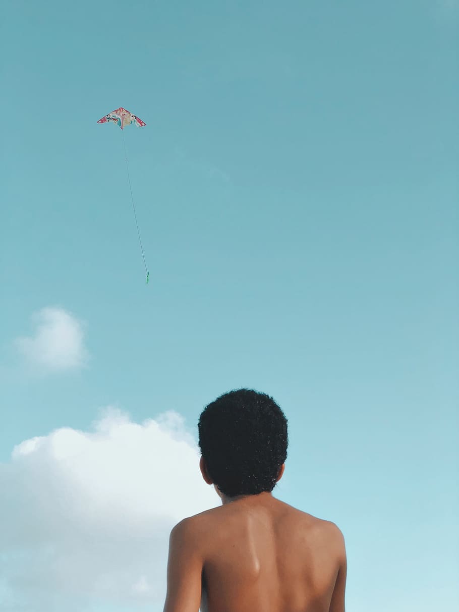 man playing with kite, kid, sky, flying, outdoors, flight, dom HD wallpaper