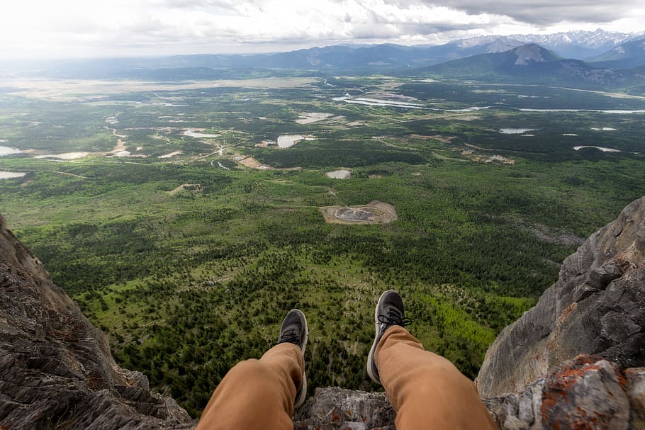 cliff, forest, edge, feet, legs, view, personal perspective HD wallpaper
