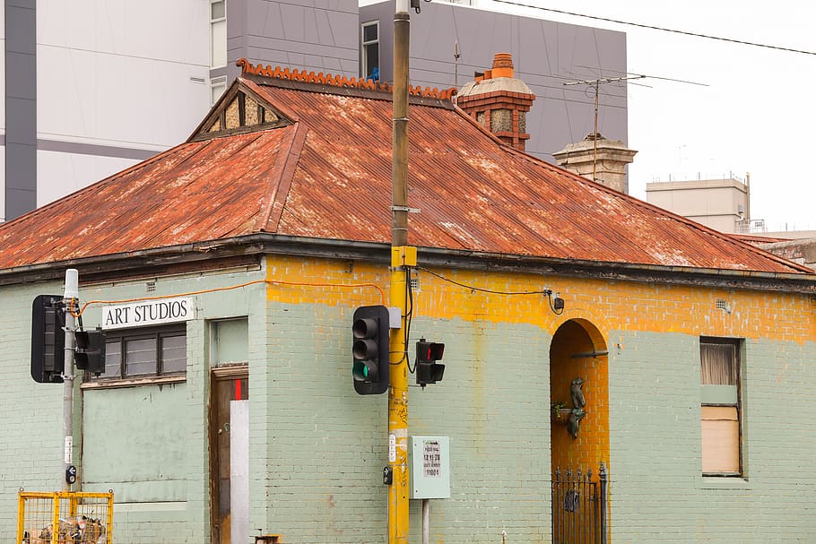 stop light beside art studio building, traffic light, shelter HD wallpaper