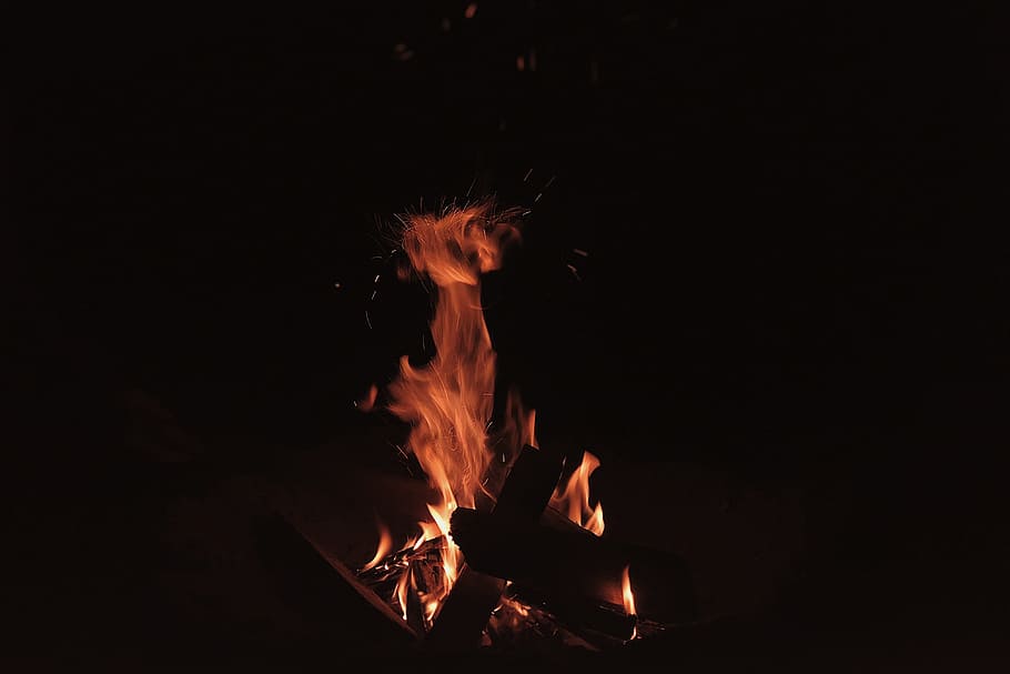 fireplace, log, heat, glow, orange, red, black background, sea HD wallpaper