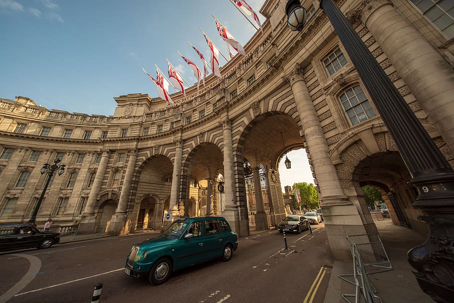 green car on road, london, architecture, admiralty arch, united kingdom HD wallpaper