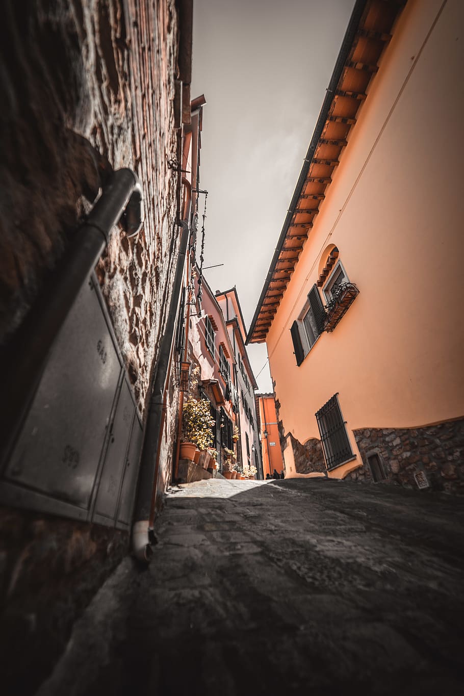 Brown Concrete House, alley, building, daylight, daytime, exterior HD wallpaper