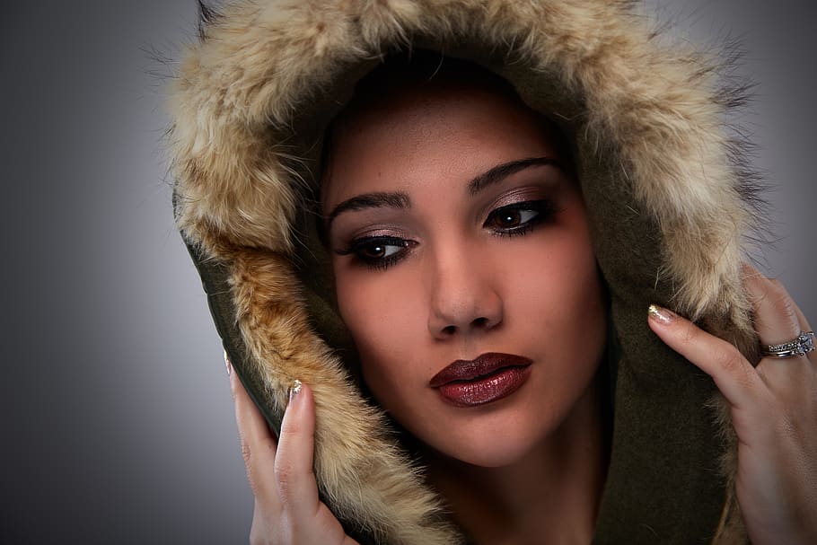 Woman on Black Mascara Red Lipstick Cover Her Face With Brown Fur Coat, HD wallpaper