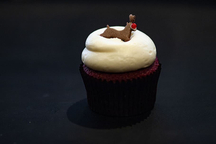 cupcake on black surface, food and drink, indulgence, sweet food HD wallpaper