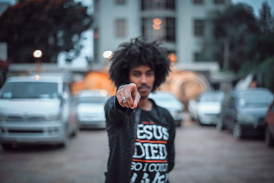 man pointing finger in front of camera, looking, portrait, street HD wallpaper