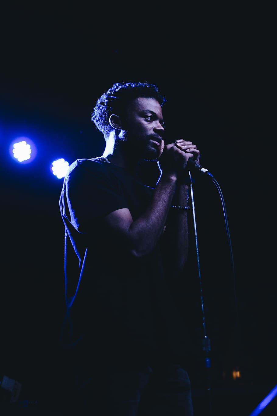 man standing while holding microphone, input device, singing HD wallpaper