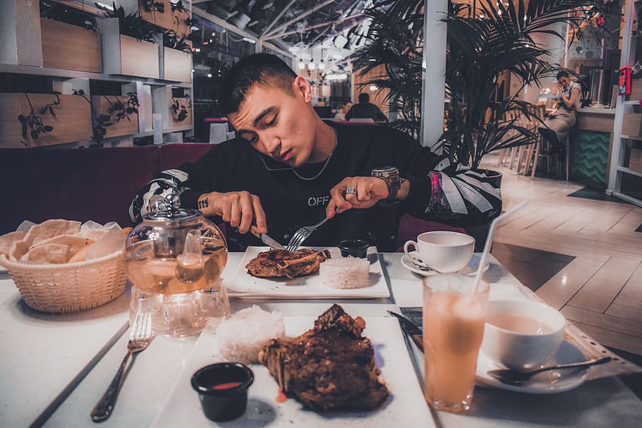 man eating food while answering phone call, human, pizza, restaurant, HD wallpaper