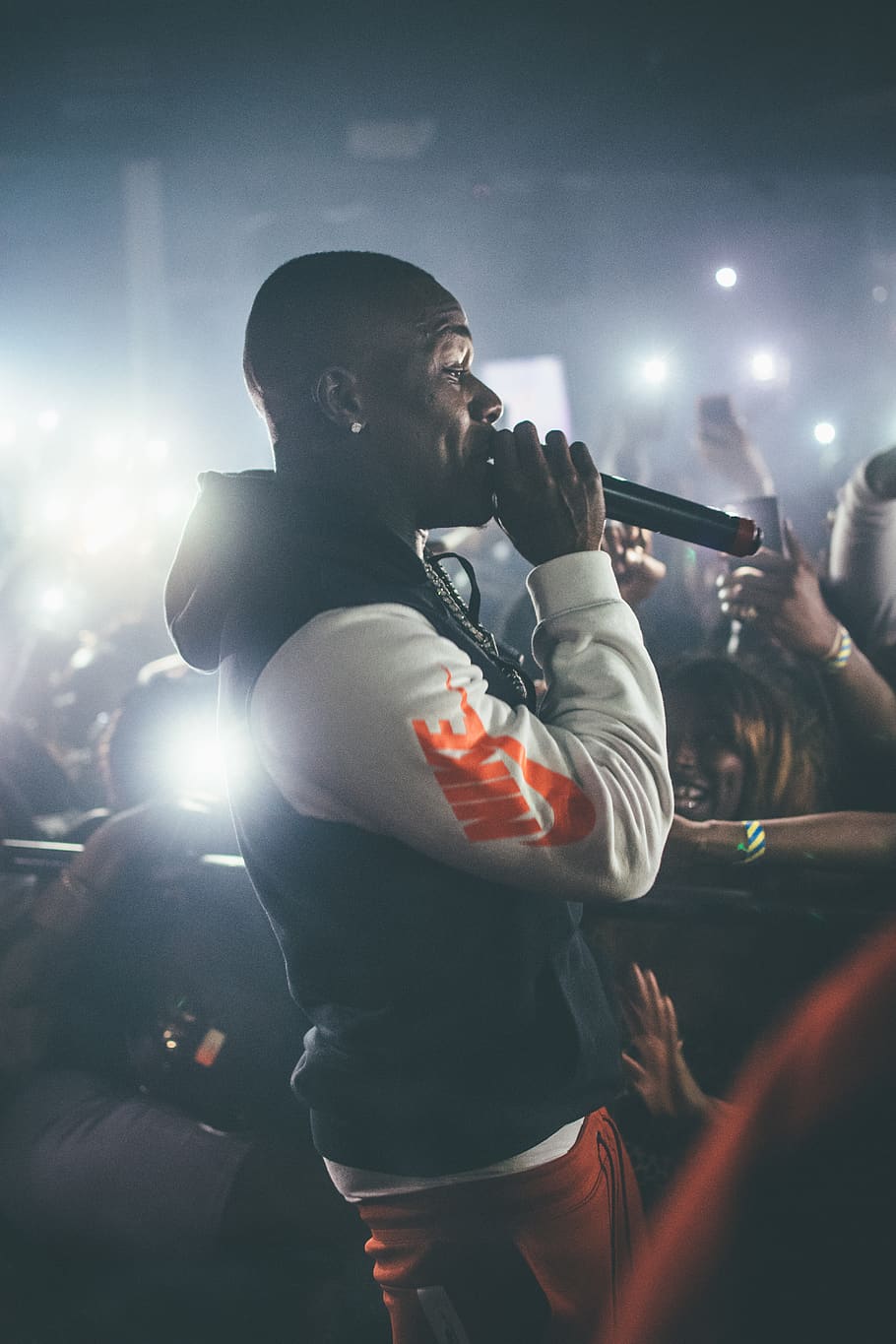 Man Standing While Holding Dynamic Microphone, live, live performance HD wallpaper