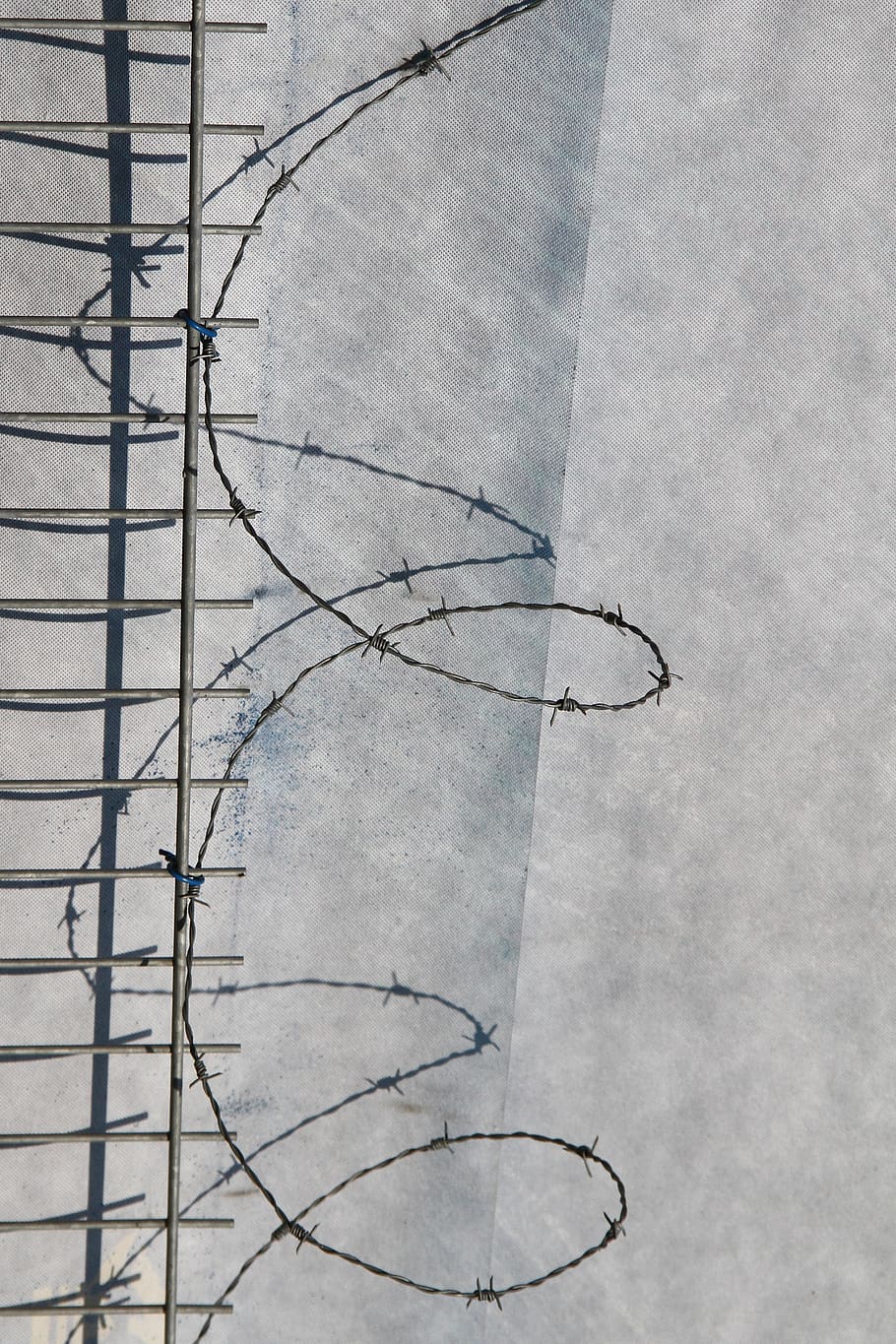 gray metal barb wire, germany, berlin, text, ampersand, alphabet HD wallpaper