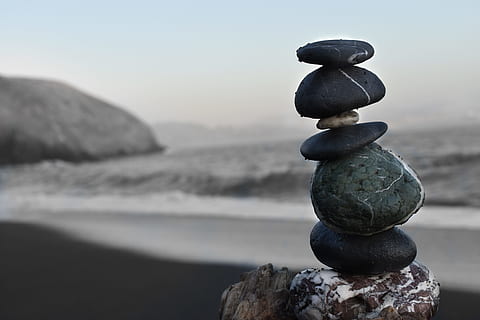 five black rocks, stack, balance, zen, yoga, peace, beach, pebble HD wallpaper