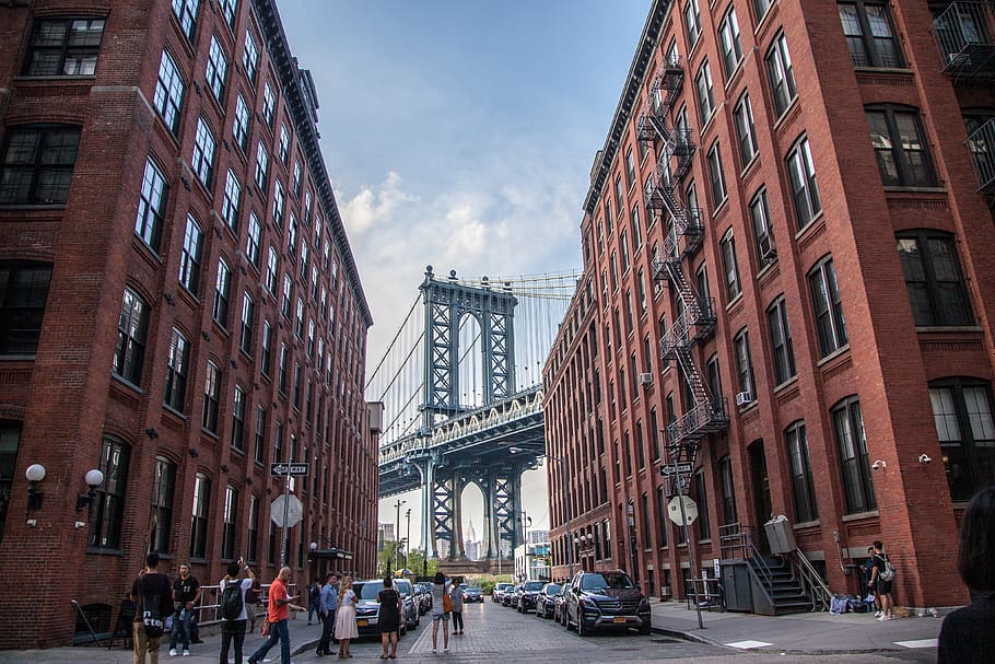 Manhattan Bridge between building, human, pedestrian, person HD wallpaper