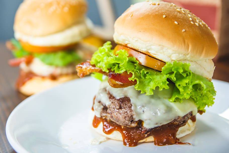 Brown Hamburger in Plate, appetizer, bun, cheeseburger, delicious HD wallpaper