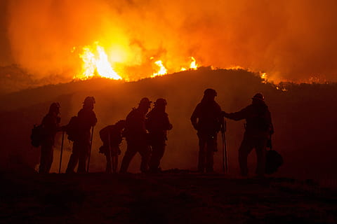 forest fire, wildfire, blaze, silhouettes, firefighters, smoke HD wallpaper
