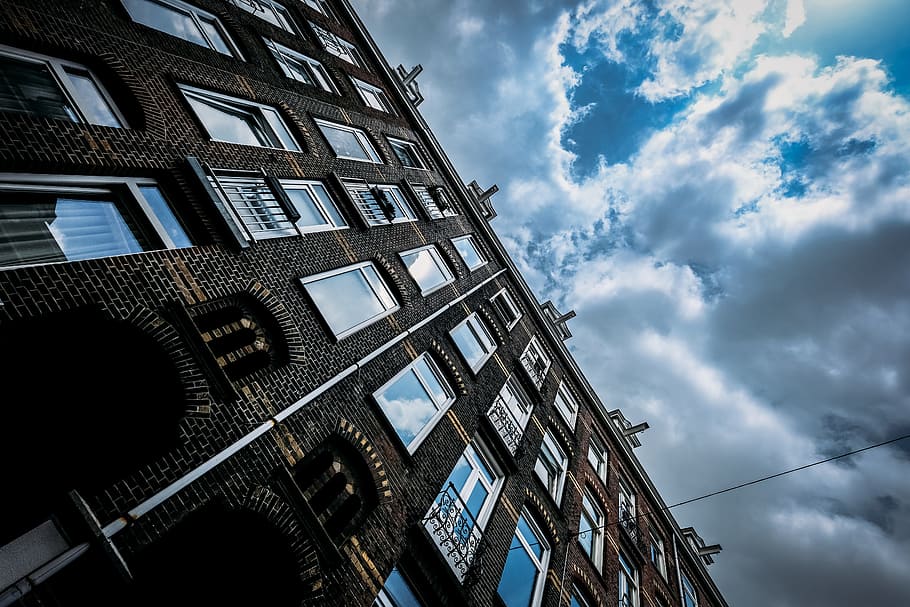 Brown Concrete Building Under Blue and White Cloudy Sky, architecture HD wallpaper
