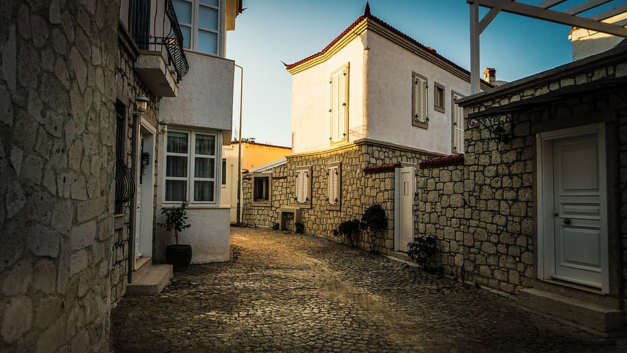 pathway between house, building, street, city, balcony, alley HD wallpaper