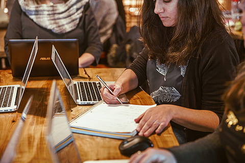 Student Learning Code At Workshop Photo, School, Startup, Coding HD wallpaper
