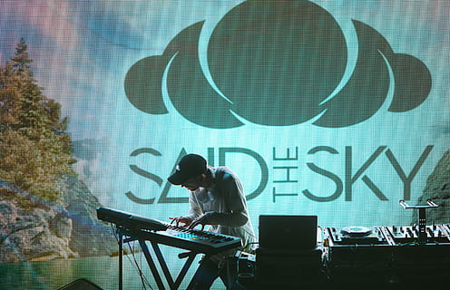 man playing electronic keyboard on stage, music, united states HD wallpaper