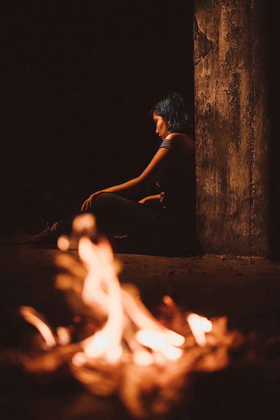 Woman Sitting on Ground, blaze, bonfire, burn, burning, burnt HD wallpaper