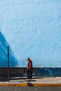 man standing near blue wall, mexico, walking, elderly man, street view HD wallpaper