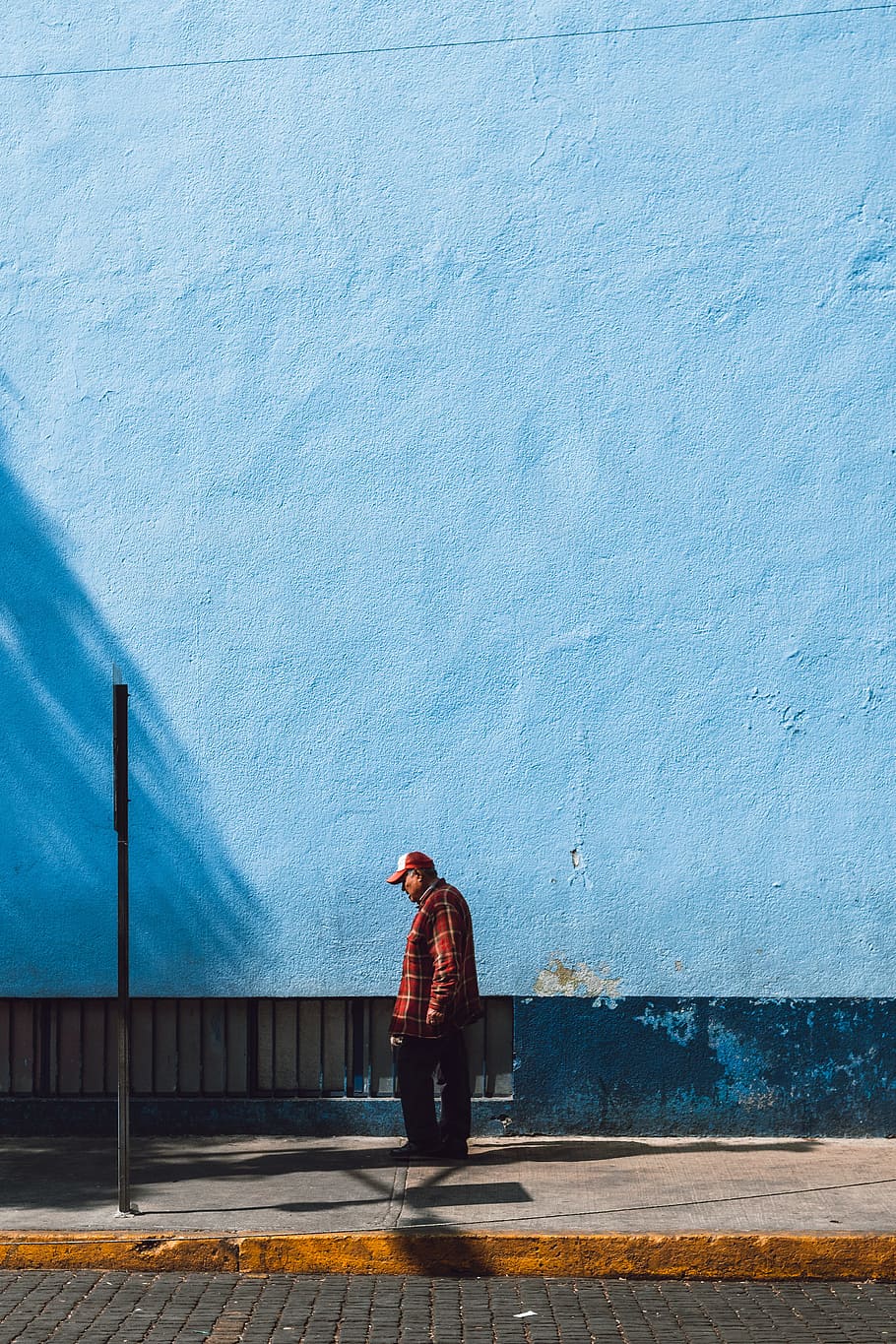 man standing near blue wall, mexico, walking, elderly man, street view HD wallpaper