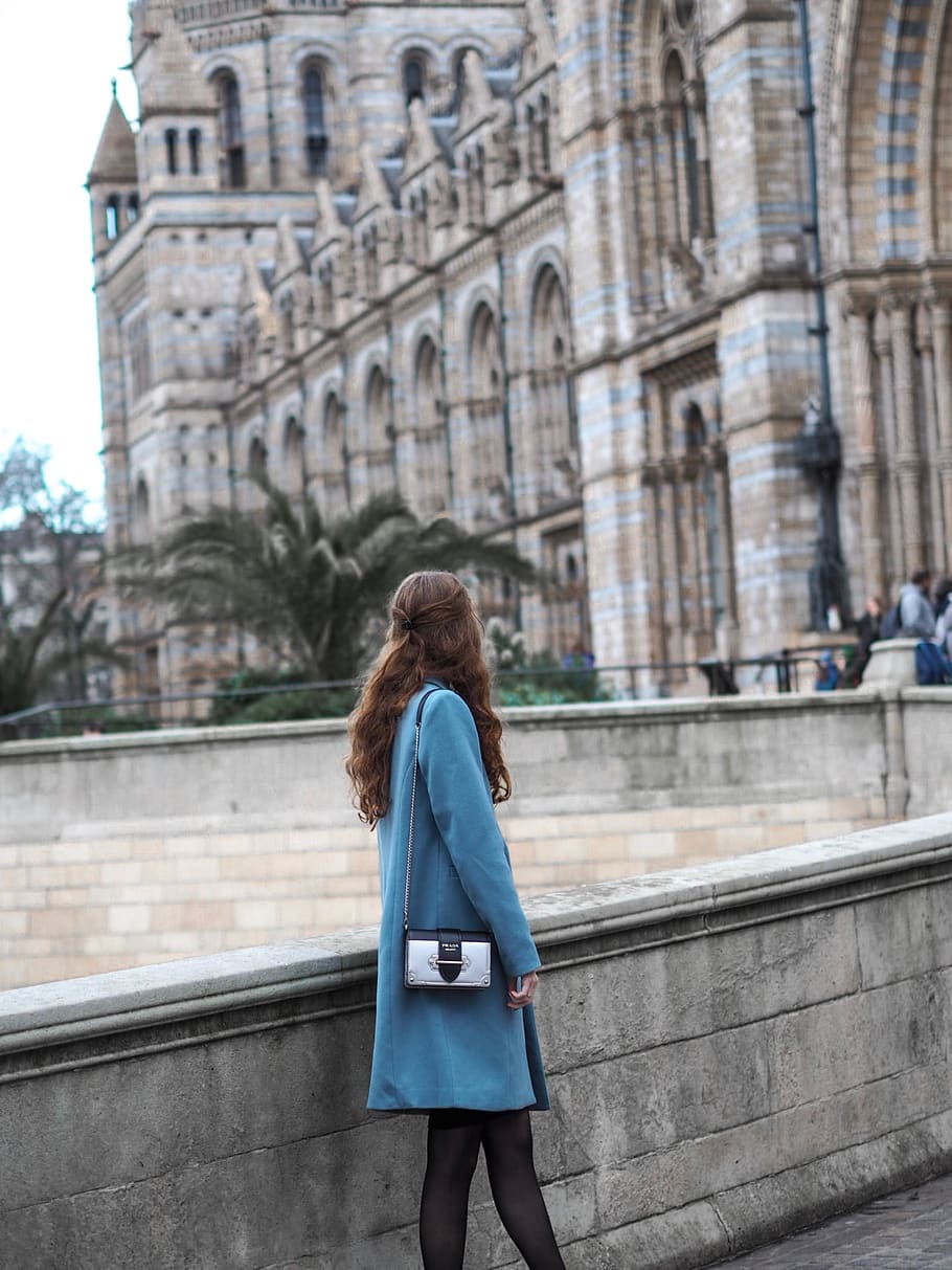 Feeling fashion. Девушка в голубом пальто со спины. Рыжая девушка в синем пальто. Женщина в синем пальто спиной. Картины девушек в голубом пальто.