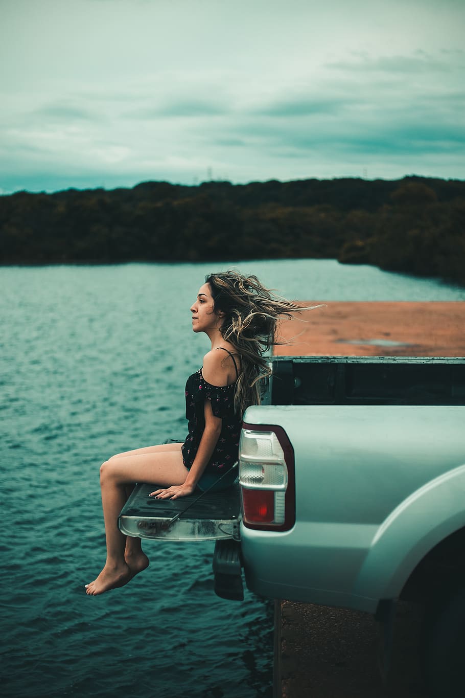 Woman Sitting On Tailgate Of Truck, person, vehicle, water, young adult, HD wallpaper