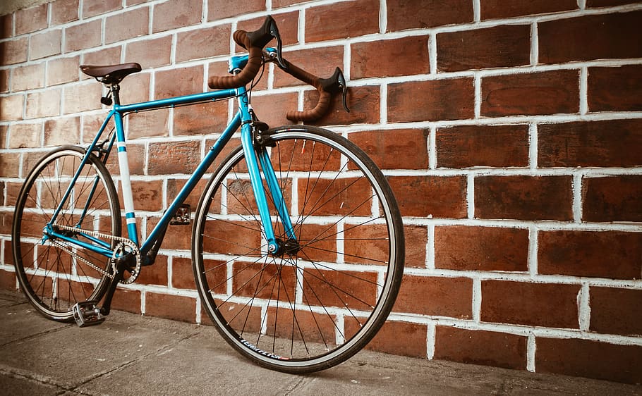 Blue Road Bike, bicycle, bricks, brickwall, classic, parked, pavement HD wallpaper