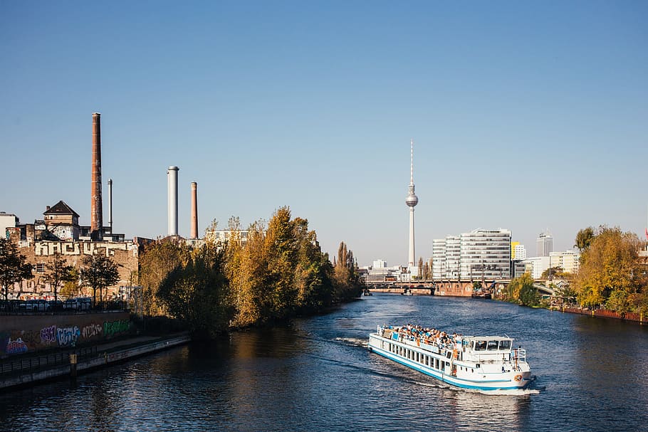Boat in a river in Berlin with city buildings in the background, HD wallpaper