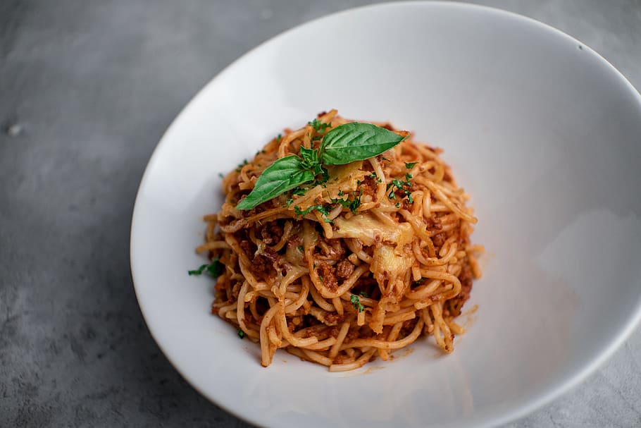 spaghetti on white ceramic plate, food, noodle, burger, meal HD wallpaper