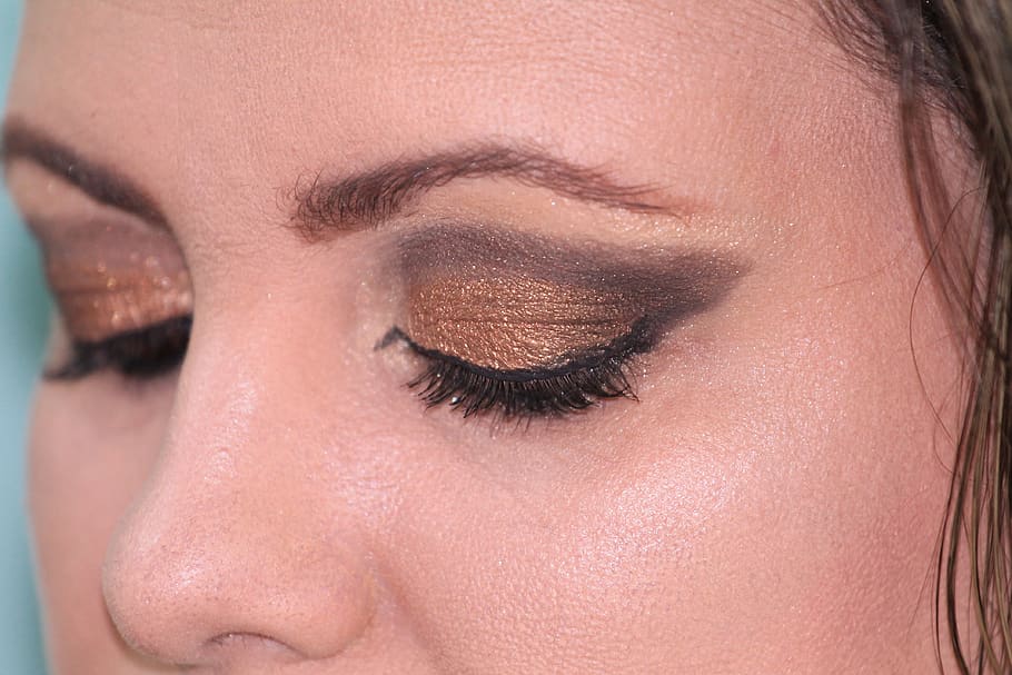 Woman Showing Eye Shadow, beauty, cilia, compact, eyeliner, eyes HD wallpaper