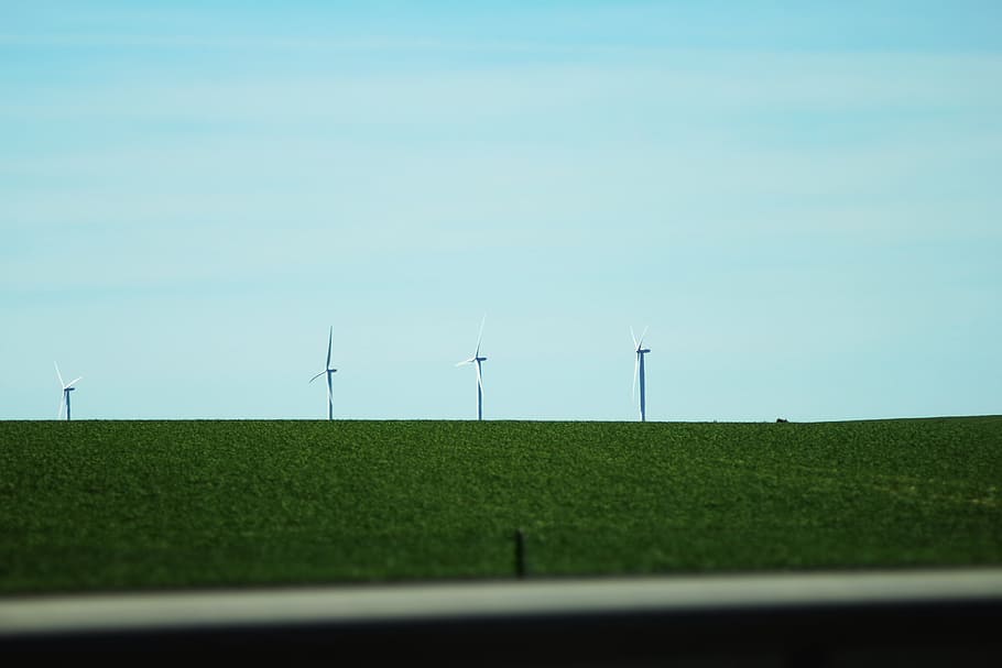 Moody wind. Горизонтальные ветровые фермы. Ветряная ферма Франция.