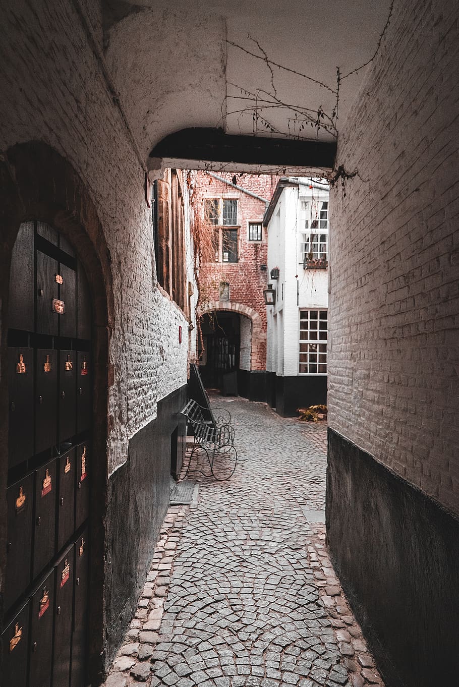 empty alley with lockers, path, walkway, pavement, sidewalk, vlaaikensgang HD wallpaper