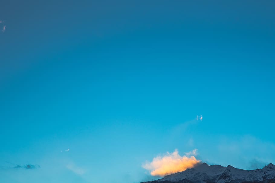 mountain under blue sky during daytim,e, beauty in nature, copy space HD wallpaper