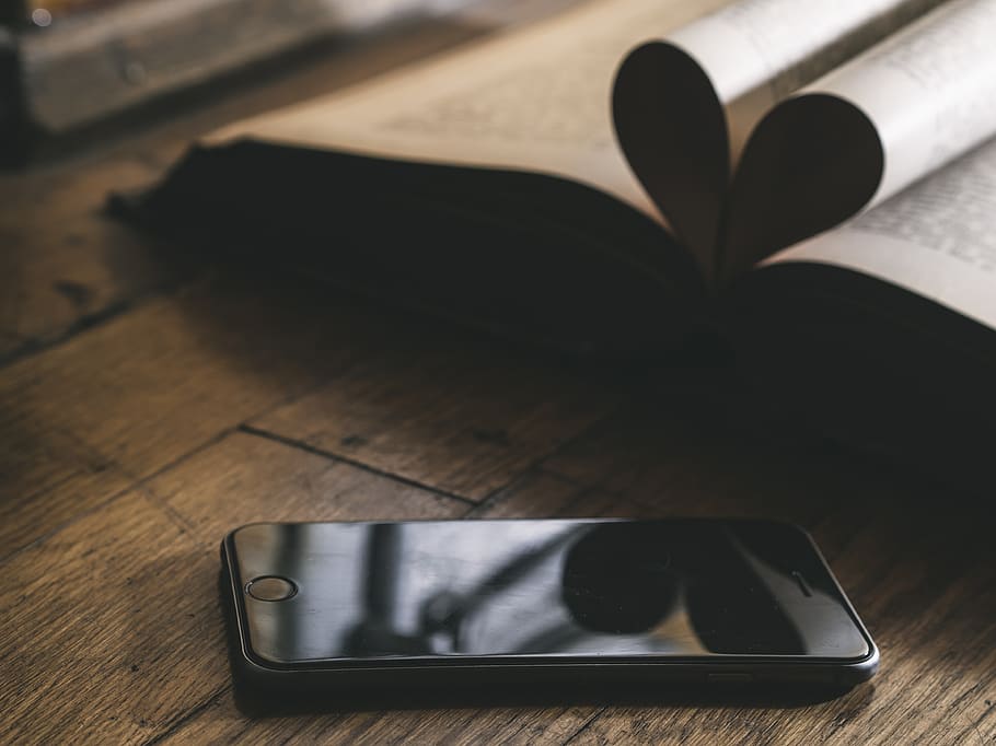 Space Gray Iphone 5s and Case, blur, close-up, desk, device, digital HD wallpaper