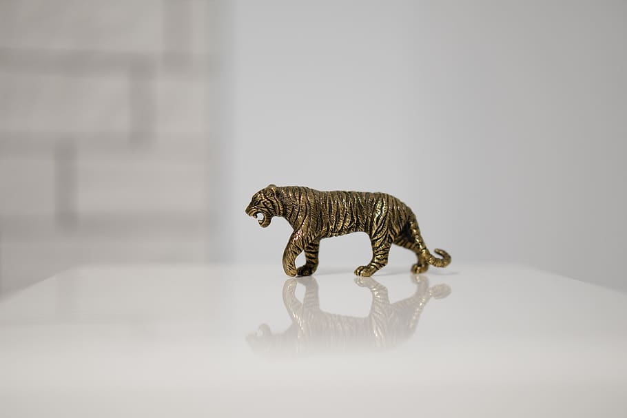 tiger miniature on tabletop, mammal, animal, wildlife, bronze HD wallpaper