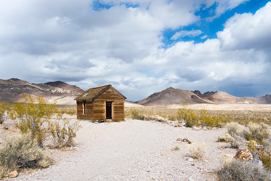 Хижины в пустыне на горе. Лачуга. РИОЛАЙТ. Rhyolite (Nevada.