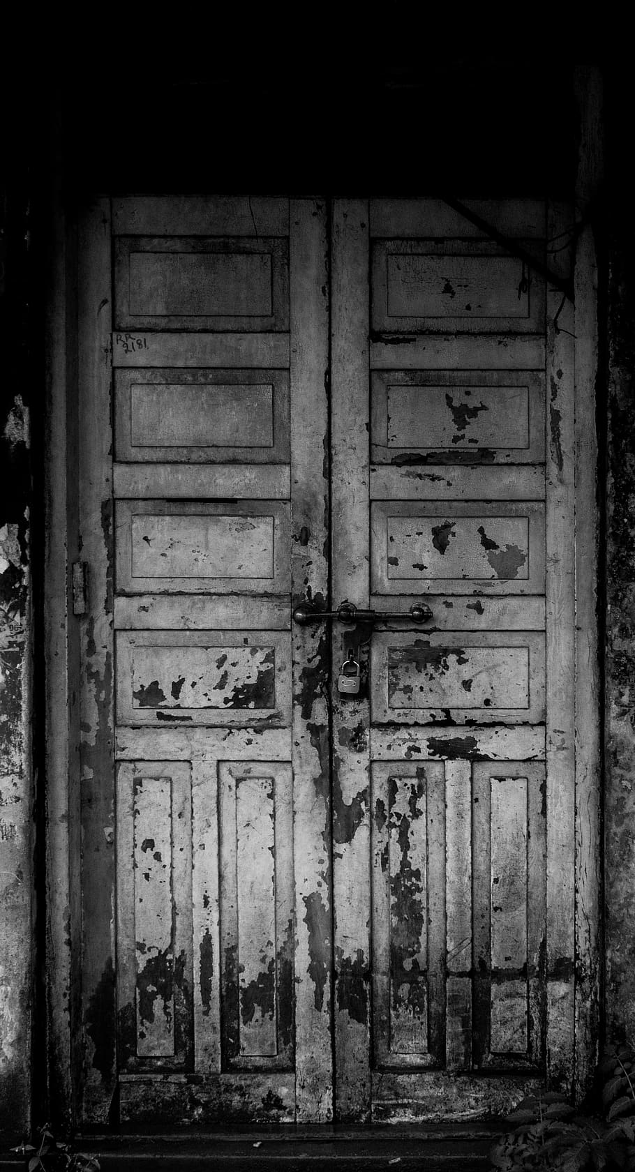 india, madikeri, monochromatic, locked doors, streetphotography