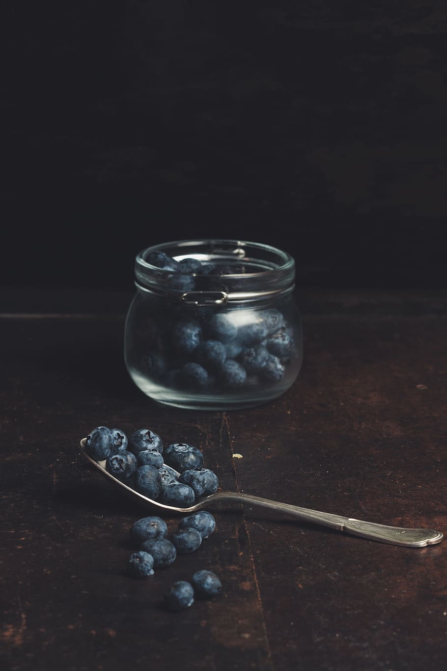 spoonful of blueberries from glass jar, christmas, contrast, dark, HD wallpaper