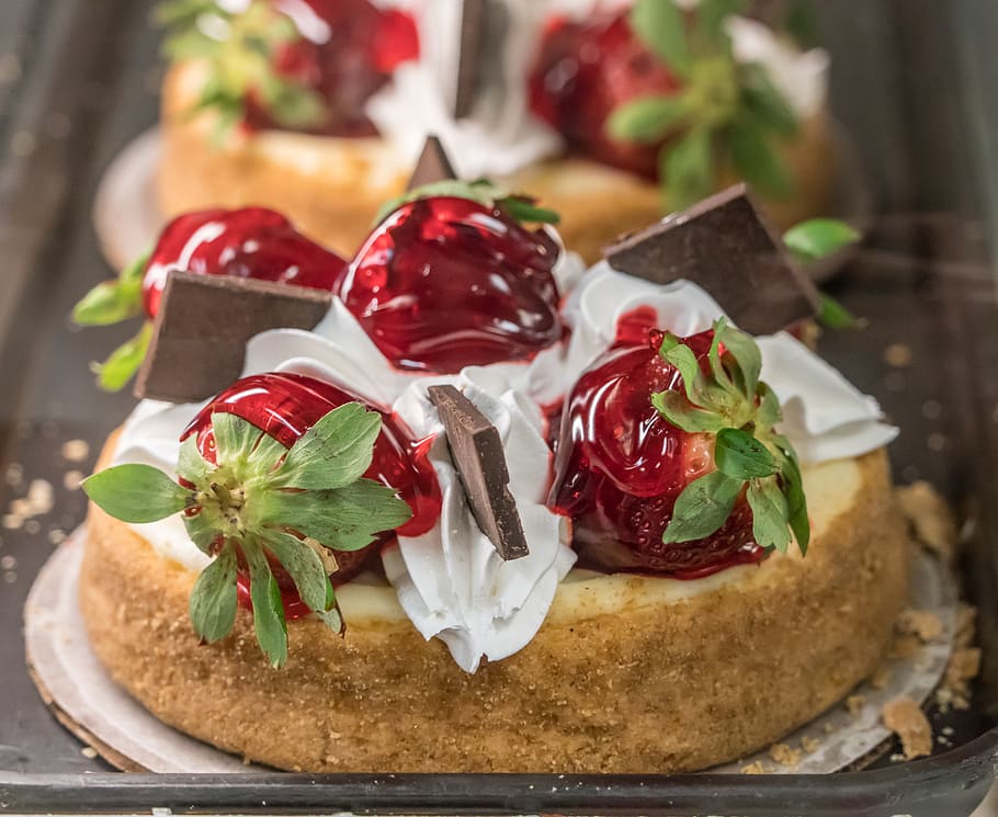 Strawberry Cake, blur, close-up, cream, delicious, food, fruit HD wallpaper