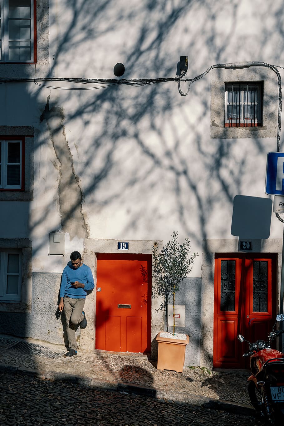 man leaning on wall, human, person, lissabon, portugal, home decor HD wallpaper