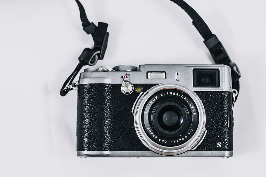 Close Up Photo of Vintage Black and Silver Single-lens Reflex Camera HD wallpaper