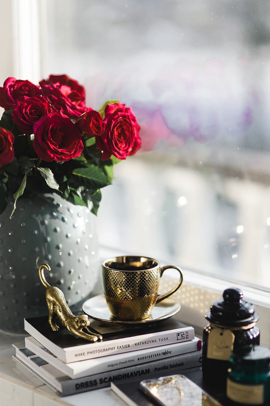 Gold cup of coffee and red roses bouqet, flowers, interior, essentials, HD wallpaper