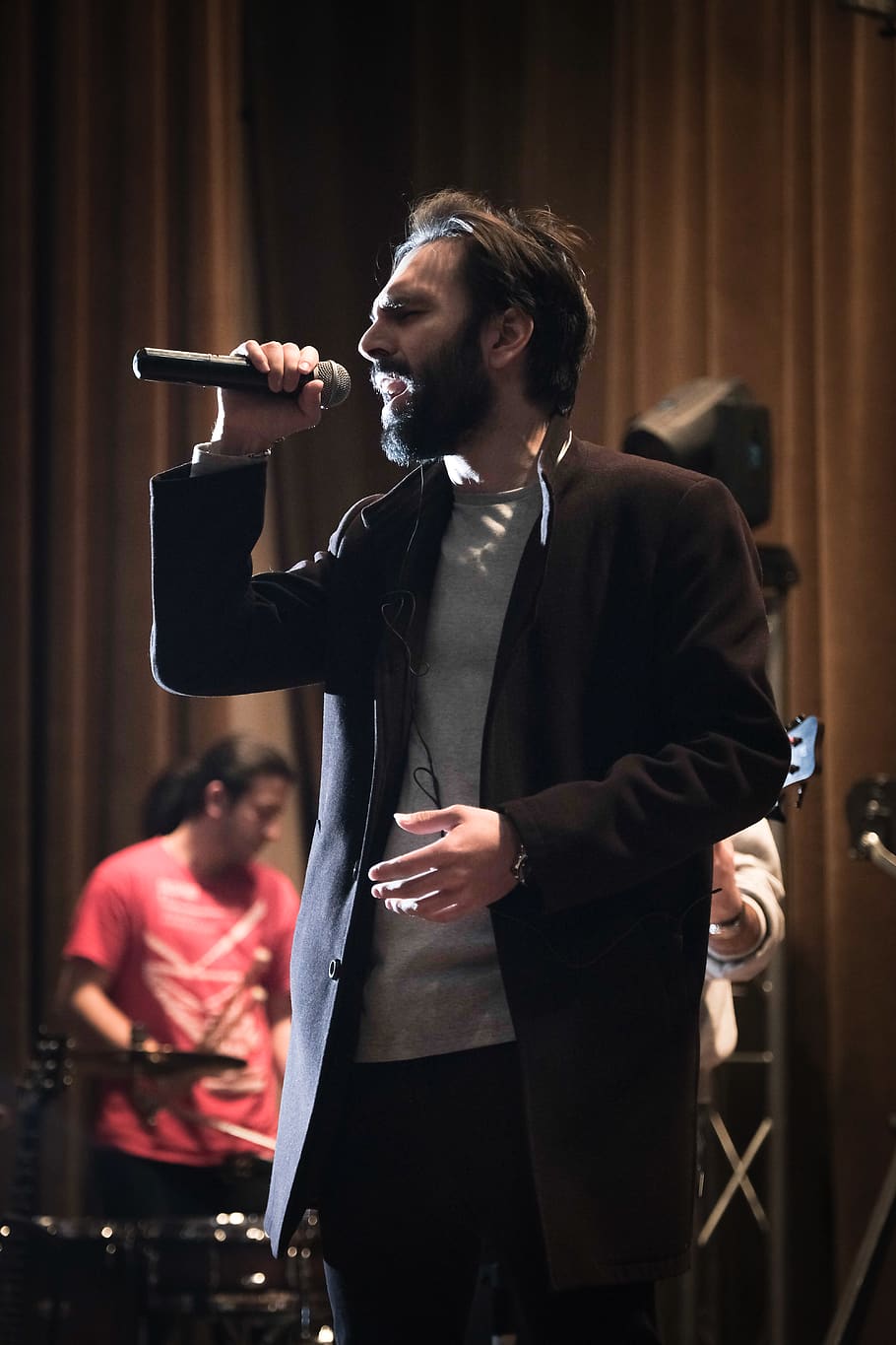 man singing while holding microphone, standing, input device HD wallpaper