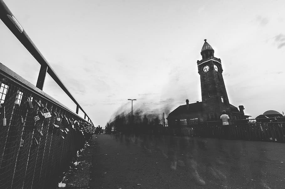 germany, hamburg, bridge, clock, people, city, lockers, black and white HD wallpaper